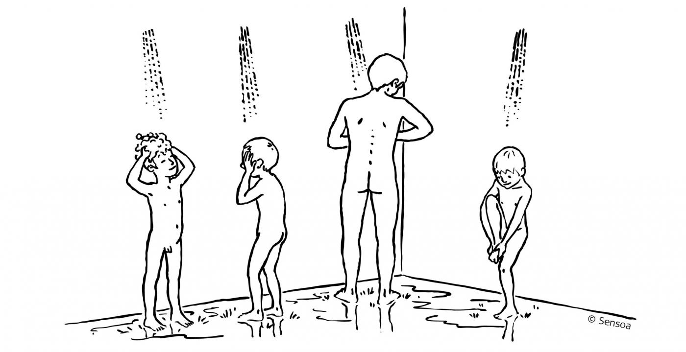 volwassene doucht samen met 3 jongens