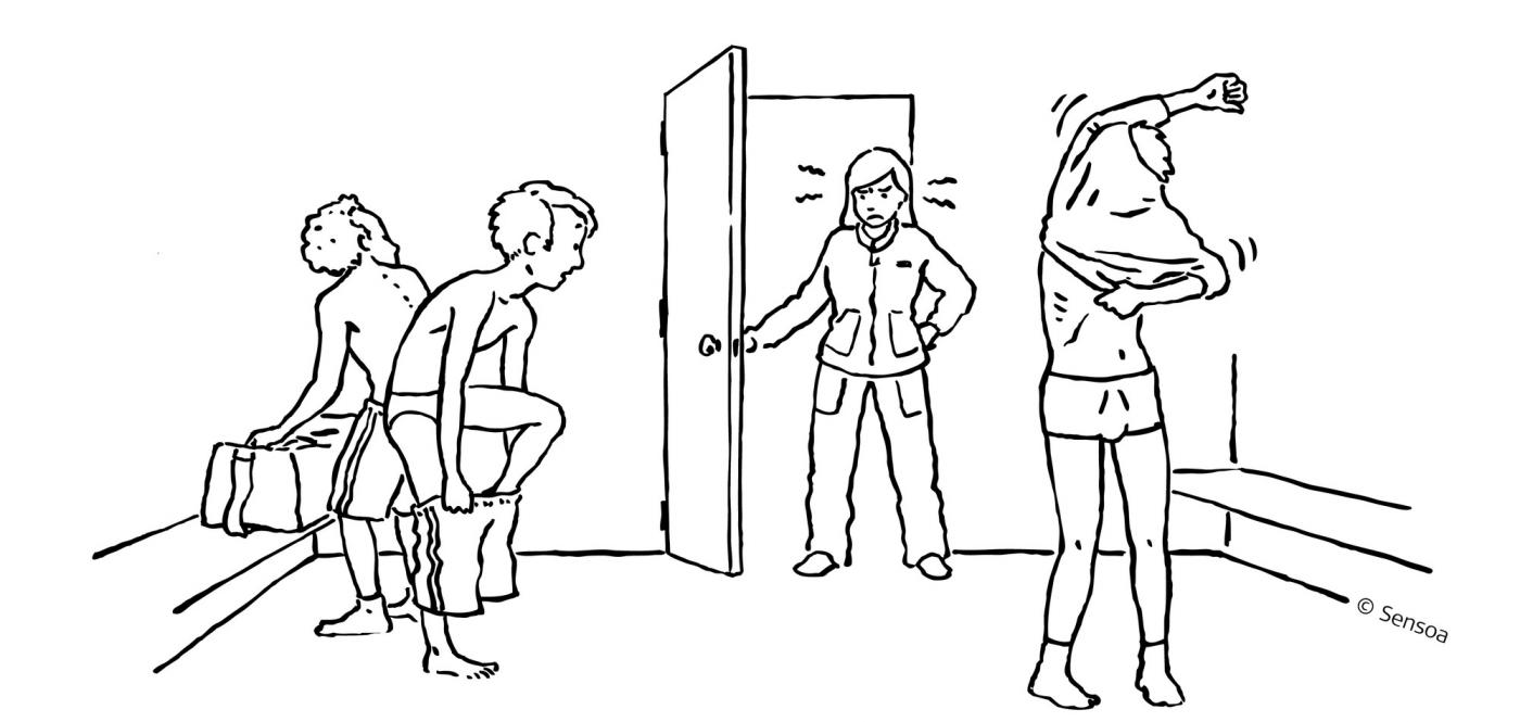 vrouw komt kleedkamer binnen waar drie jongens zich omkleden