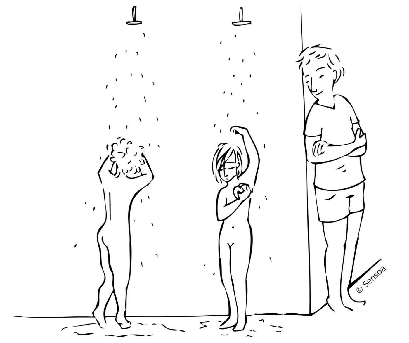 vrouw kijkt naar douchende meisjes terwijl ze toezicht houdt