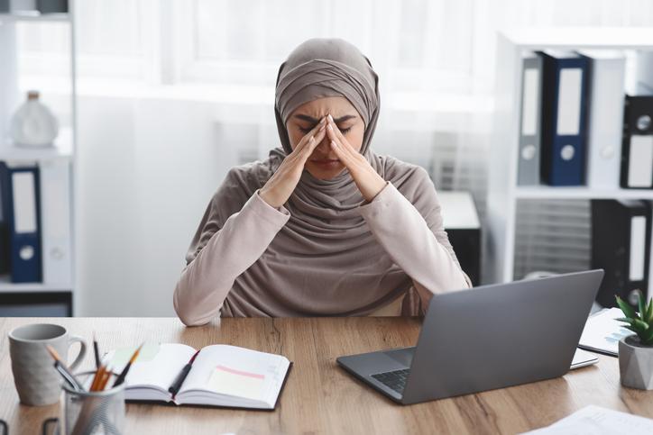 vrouw heeft last achter computer