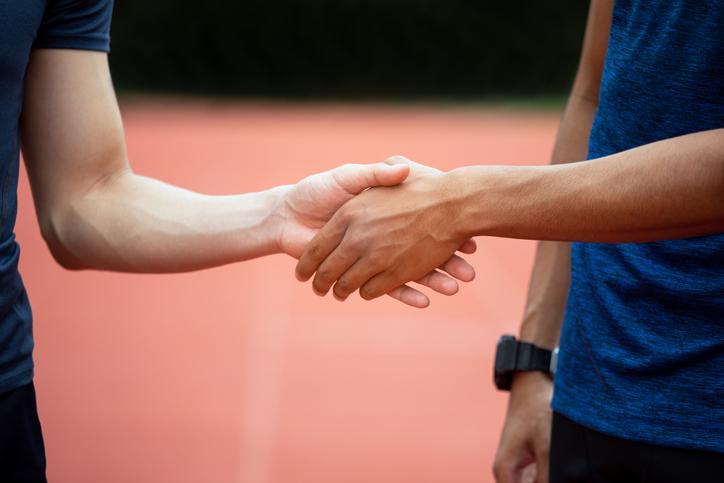 2 jongens geven elkaar de hand