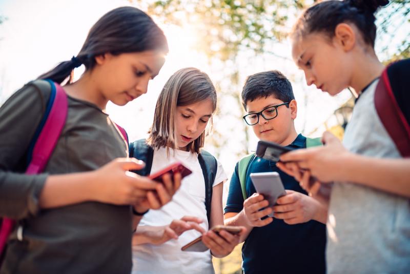 groepje jongeren met smartphone in de hand